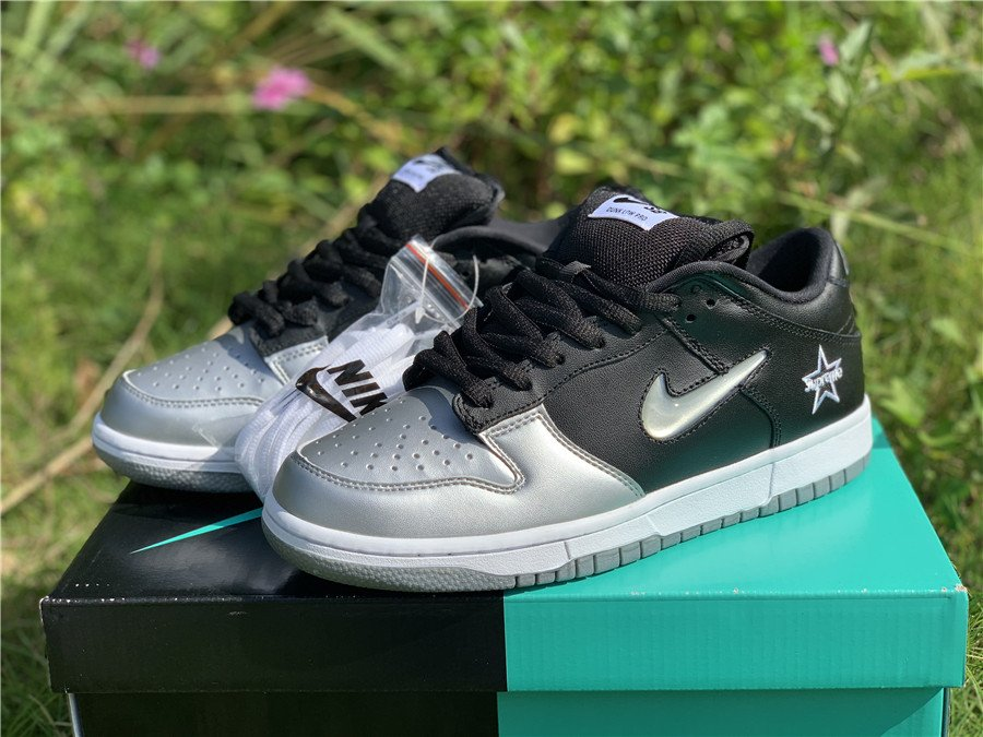 Supreme x nike sb 2024 dunk low metallic silver