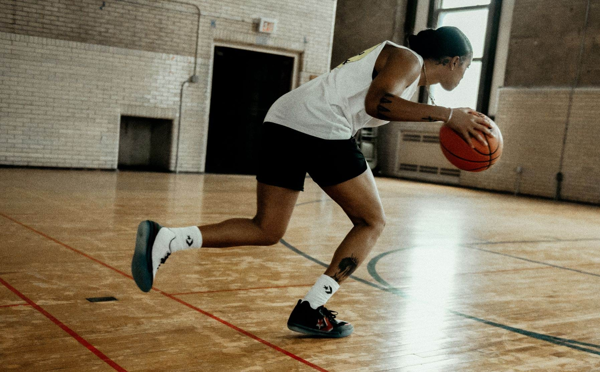 Đâu là đôi giày bóng rổ đầu tiên? Sự thật mà bạn chưa biết về đôi giày bóng rổ đầu tiên