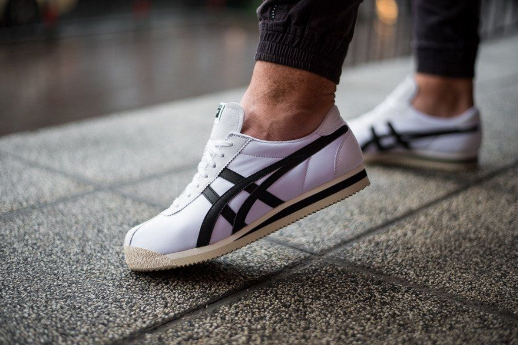 tai-sao-onitsuka-tiger-dat-nhung-van-duoc-san-don-nhieu-den-vay